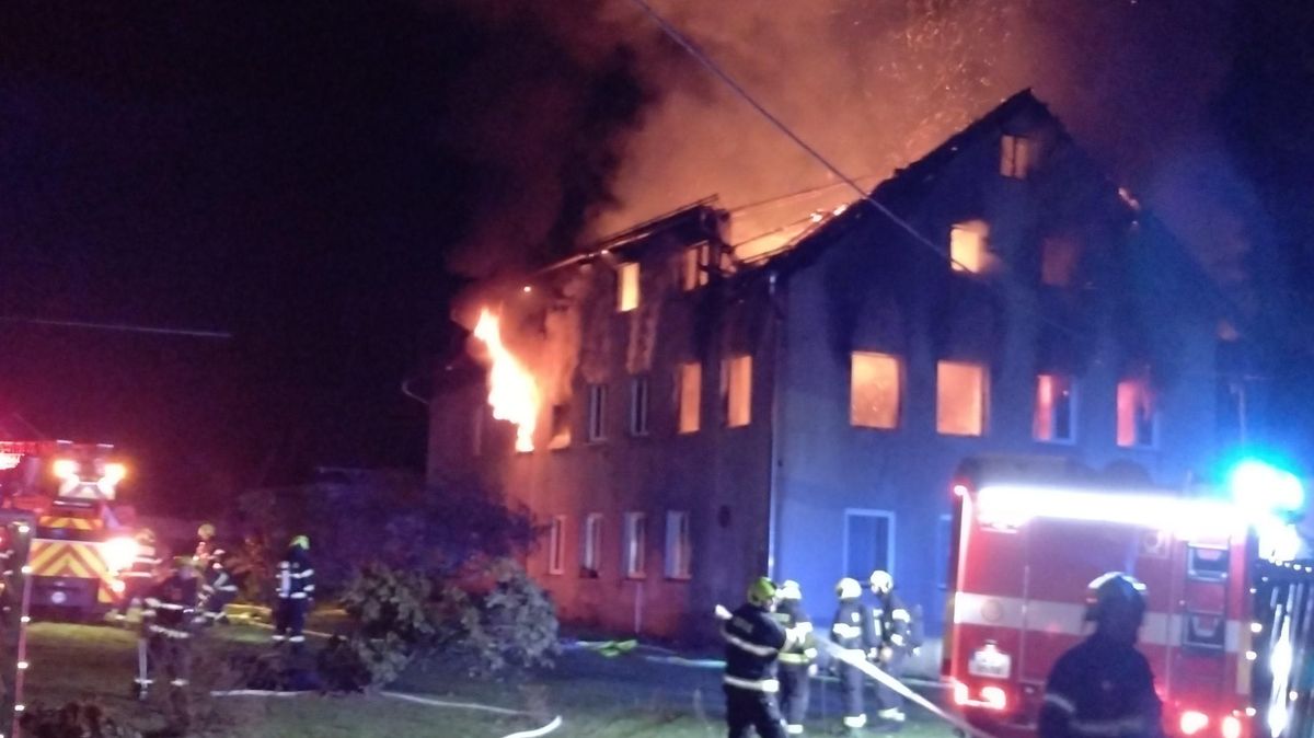 Od baterií na golfový vozík zřejmě vzplál rodinný dům na Karlovarsku. Obyvatelé stačili včas uniknout